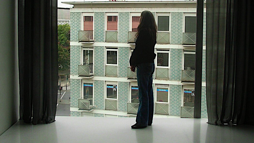 Zeiten der Trauer (Quelle: BIÖG/Carolin Schüten) Trauernde Mutter vor bodentiefem Fenster