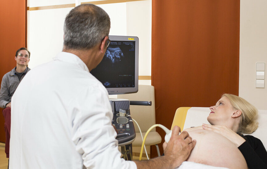Schwangere Frau bei der Ultraschalluntersuchung