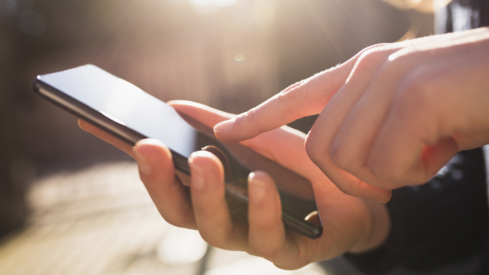 Liste von Ärztinnen und Ärzten, Kliniken und Einrichtungen die einen Schwangerschaftsabbruch durchführen Jemand hält ein Smartphone in der Hand