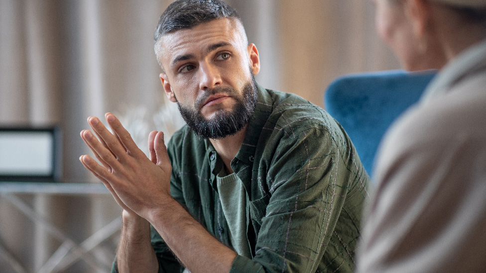 Auch für Männer: Beratung bei einem Schwangerschaftskonflikt (Quelle: zinkevych - stock.adobe.com) Mann im Gespräch mit Beraterin