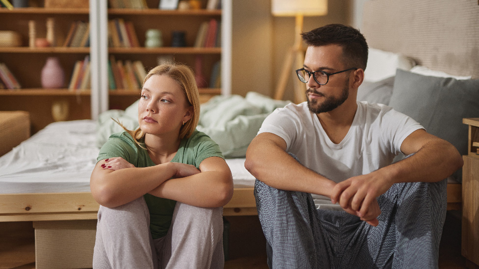 Bin ich wirklich der Vater? (Quelle: Stockphotodirectors - stock.adobe.com) Paar sitzt schweigend neben dem Bett