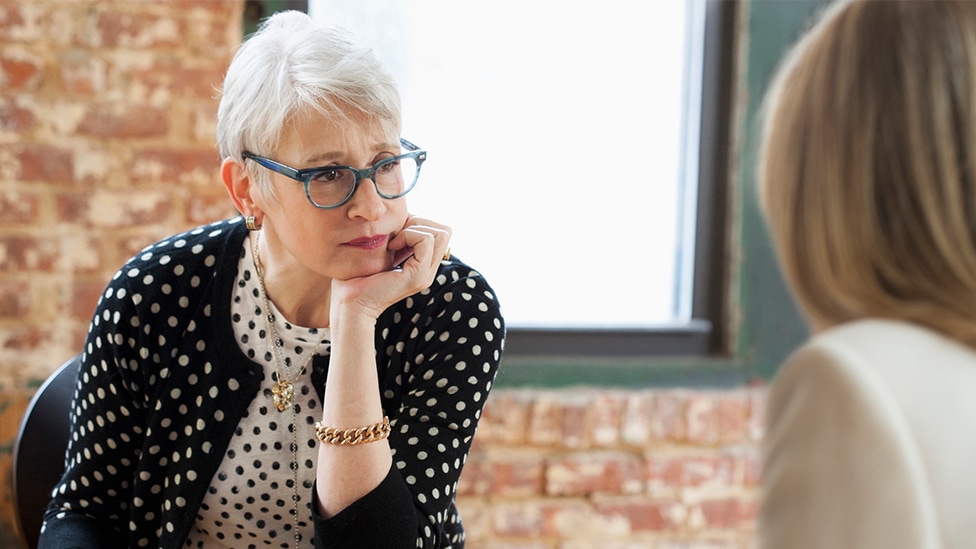 Der medikamentöse Schwangerschaftsabbruch (Quelle: Jose Luis Pelaez Inc / DigitalVision / via Getty Images (Szene nachgestellt)) Frau im Beratungsgespräch