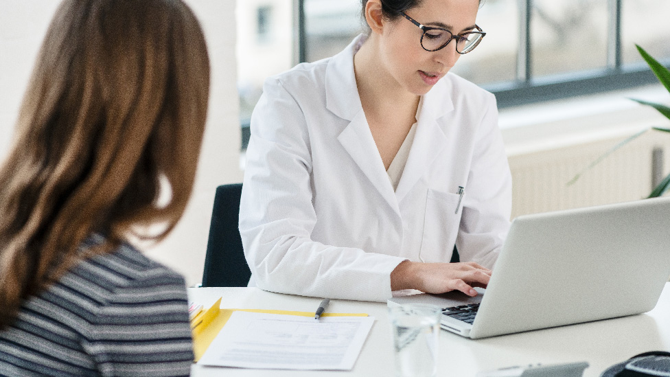 Der operative (instrumentelle) Schwangerschaftsabbruch (Quelle: Kzenon - stock.adobe.com) Frau im Gespräch mit einer Ärztin