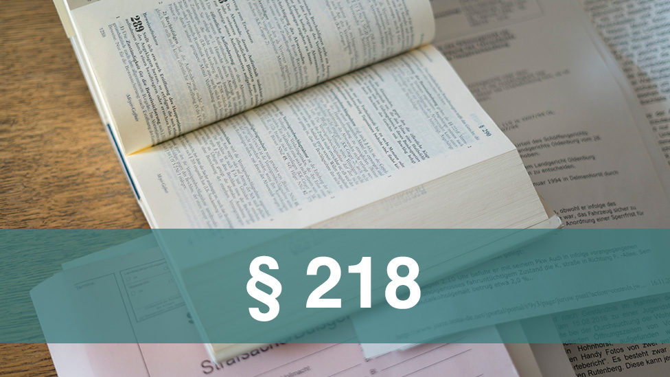 Schwangerschaftsabbruch: Rechtslage, Indikationen und Fristen (Quelle: Mauritius Images) Gesetzestexte liegen offen auf dem Tisch - § 218 Strafgesetzbuch (StGB)