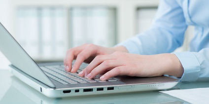 Kinderwunsch-Behandlung und Berufstätigkeit (Quelle: Picture-Factory/Fotolia) Frauenhand tippt auf einem Laptop