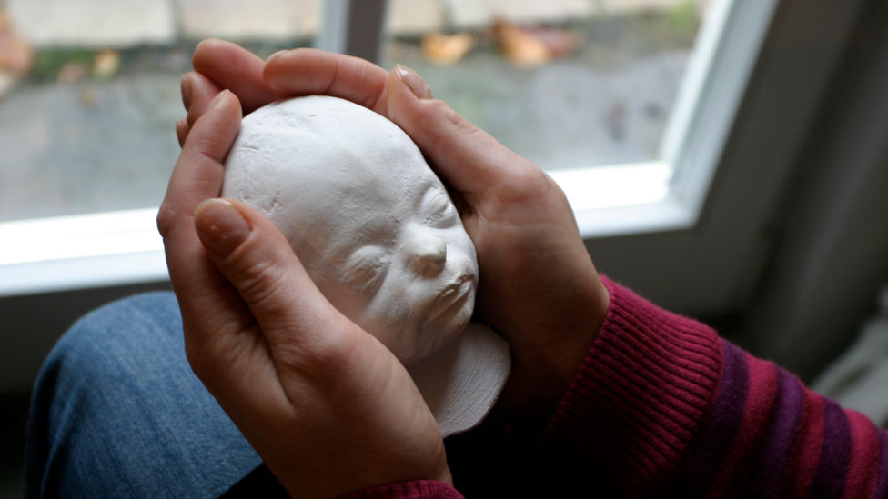 Stille Geburt: Wenn die Geburt zugleich ein Abschied ist (Quelle: BIÖG/HN/Schüten) Gipsmaske eines verstorbenen Frühgeborenen
