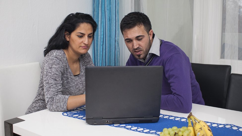 Das Elterngeld und ElterngeldPlus (Quelle: BIÖG /HN/Eichhoefer) Paar sitzt gemeinsam vor dem Laptop