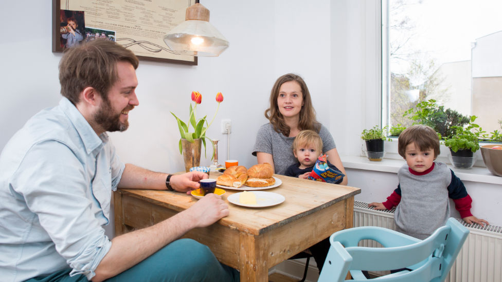 Eltern zwischen Familie und Beruf (Quelle: BIÖG/HN/Eichhoefer) Familie am Frühstückstisch