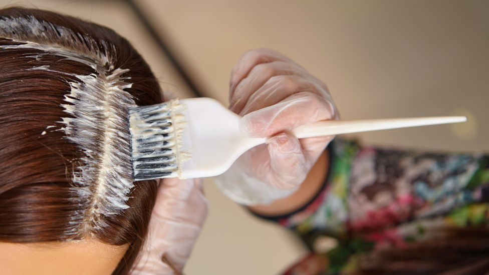 Haar färben in der Schwangerschaft (Quelle: Thinkstock) Frau bekommt die Haare gefärbt