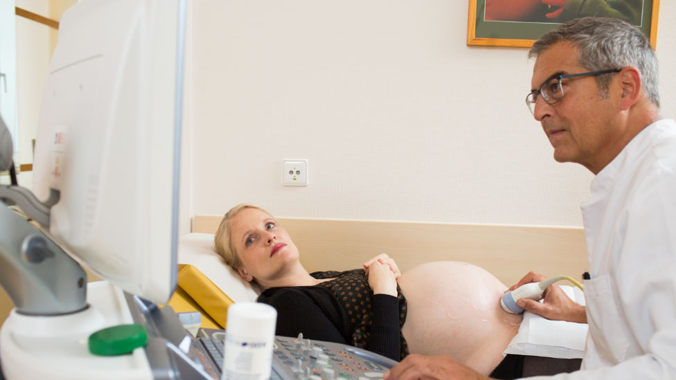 Untersuchung (Quelle: BIÖG/HN/Eichhöfer) Arzt führt eine Ultraschalluntersuchung bei einer Schwangeren durch