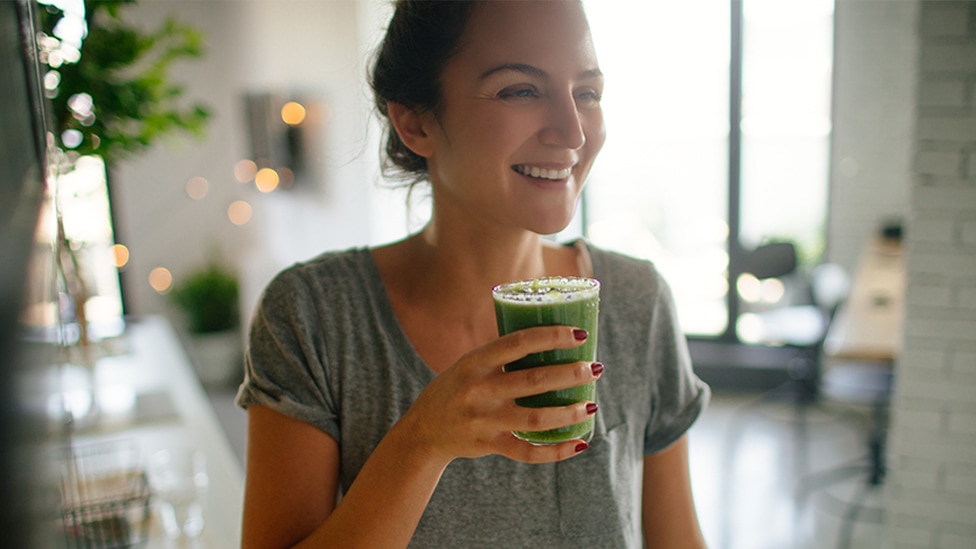  Frau trinkt einen Smoothie