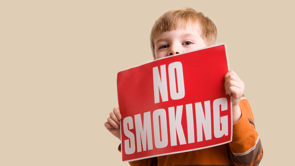 Rauchfrei durch die Schwangerschaft (Quelle: princessdlaf / E+ / via Getty Images) Ein Junge hält ein Schild mit der Aufschrift No smoking