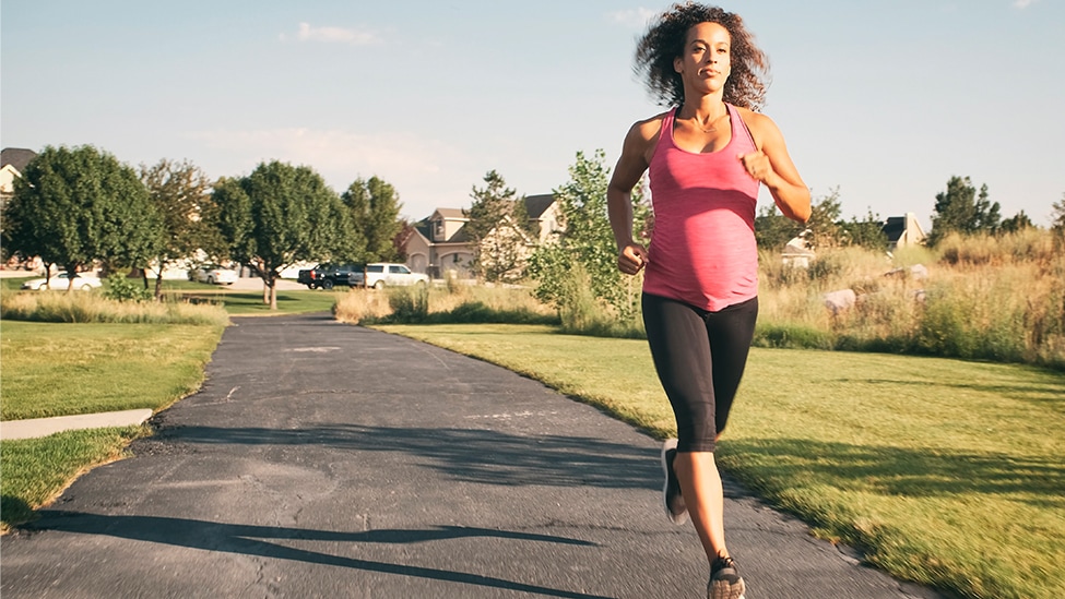 Sport tut gut (Quelle: iStock.com/RichLegg) Schwangere Frau joggt