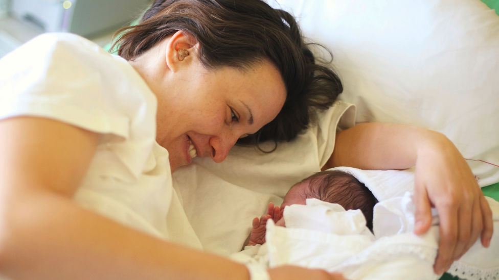 Die ersten Tage in der Klinik (Quelle: Thinkstock Photos) Mutter mit Neugeborenem