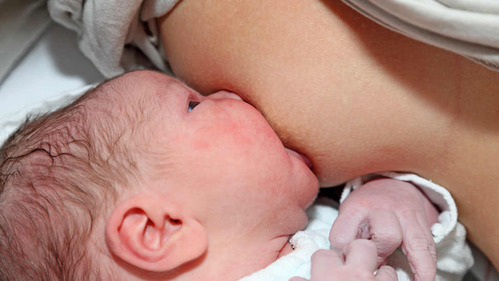 (Quelle: philipus - stock.adobe.com) Mutter ernährt ihren Säugling mit der eigenen Muttermilch