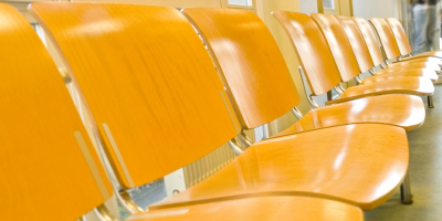 Stuhlreihe in einer Wartehalle