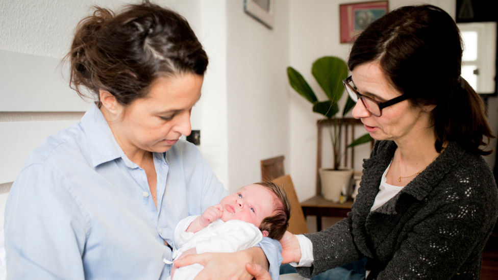 Wochenbettbetreuung durch die Hebamme (Quelle: BIÖG/HN/Eichhöfer) Hebammenbesuch bei Mutter und Kind