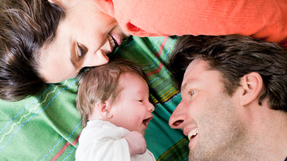 Die Zeit im Wochenbett (Quelle: BIÖG/HN/Eichhöfer) Familie mit Säugling