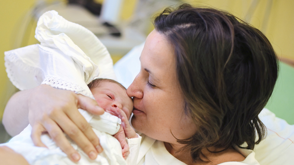 Das Wochenbett (Quelle: joruba/Thinkstock Photos) Junge Mutter küsst ihr Baby