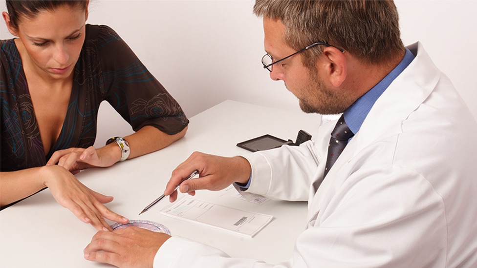 Pränataldiagnostik (Quelle: iStock.com/endopack) Schwangere Frau zur Beratung beim Arzt