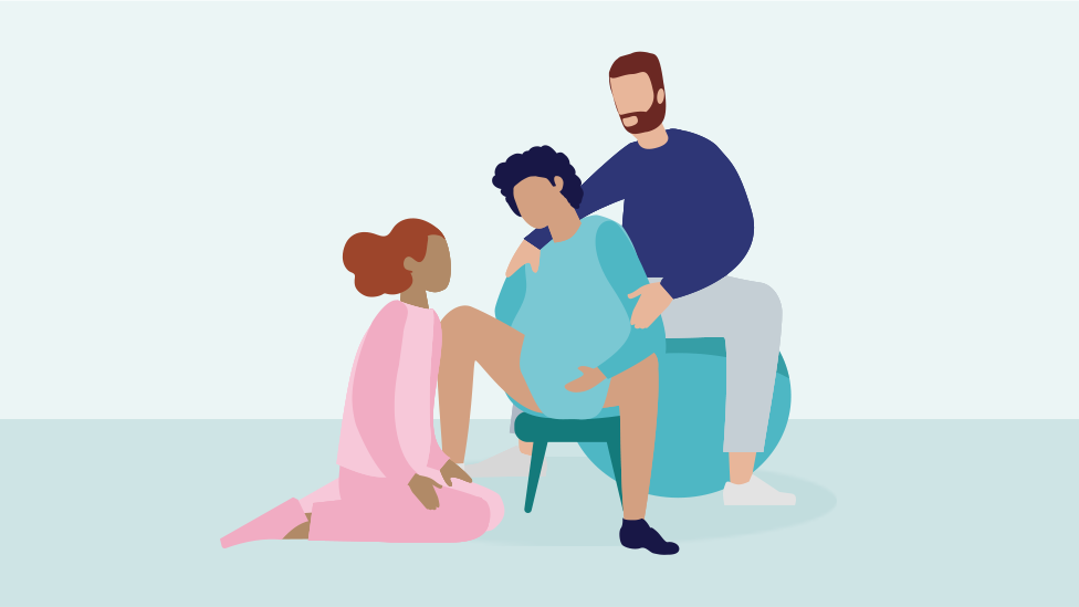 Auch im Hocken ist viel Platz fürs Baby. Ihr Partner oder Ihre Partnerin stützt und hält Sie dabei von hinten. In der Wehenpause kann ein Hocker zum Sitzen entlastend sein.