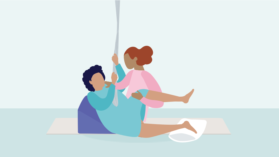 In Seitenlage ist es angenehm, wenn eine Person Ihr oberes Bein hält. Wenn ein Tuch von der Decke hängt, können Sie das zu sich heranziehen.