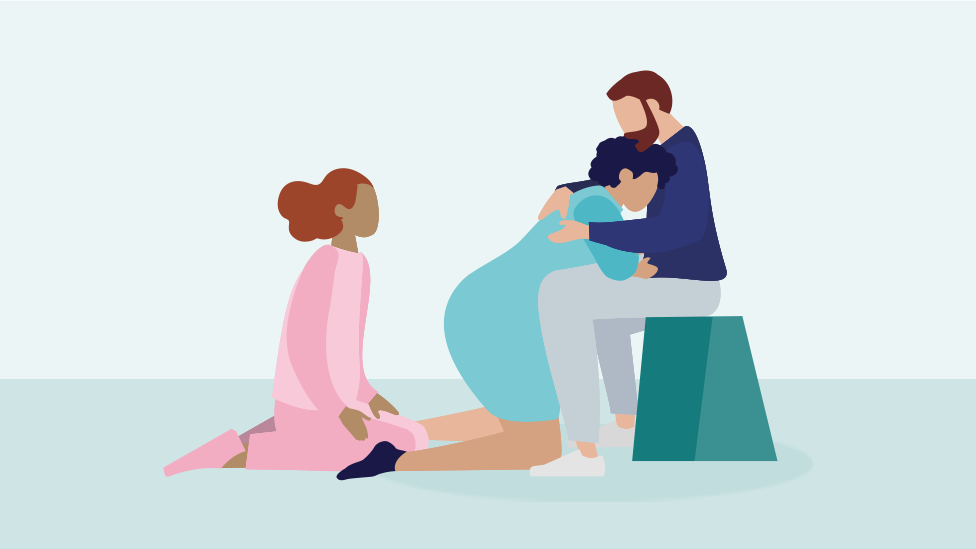 Im breitbeinigen Knien ist das Becken schön weit, so dass das Baby viel Platz hat. In der Wehenpause können Sie sich nach vorne ablegen.