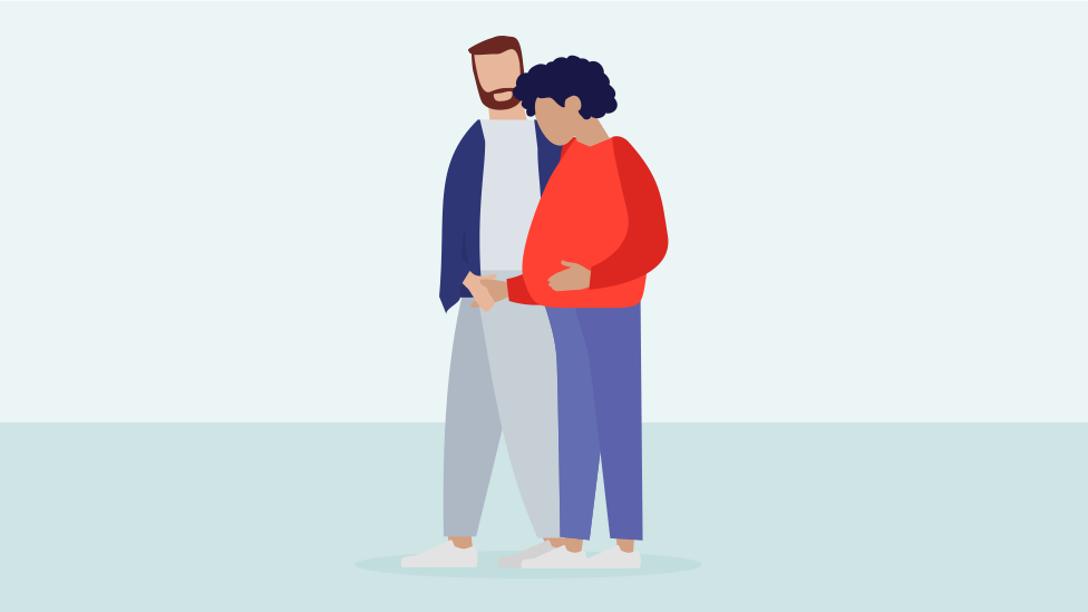 Gehen Sie langsam umher. Bleiben Sie stehen, wenn eine Wehe kommt, und stellen Sie dann Ihre Füße hüftbreit – das schafft Platz im Becken.