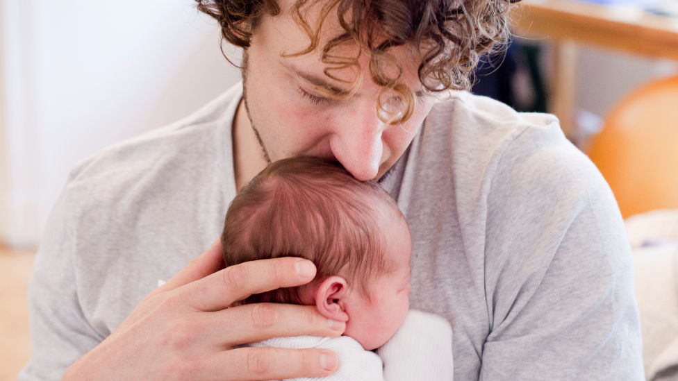 Auch Väter haben Tiefs (Quelle: BIÖG/HN/Eichhöfer) Vater hält Baby an seiner Brust