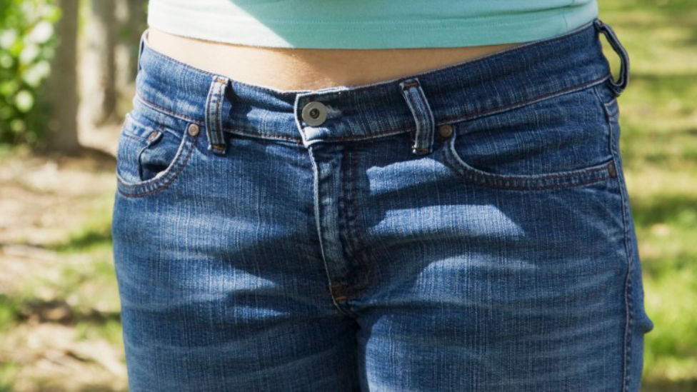 (Quelle: Corbis Images) Weiblicher Rumpf in Jeans