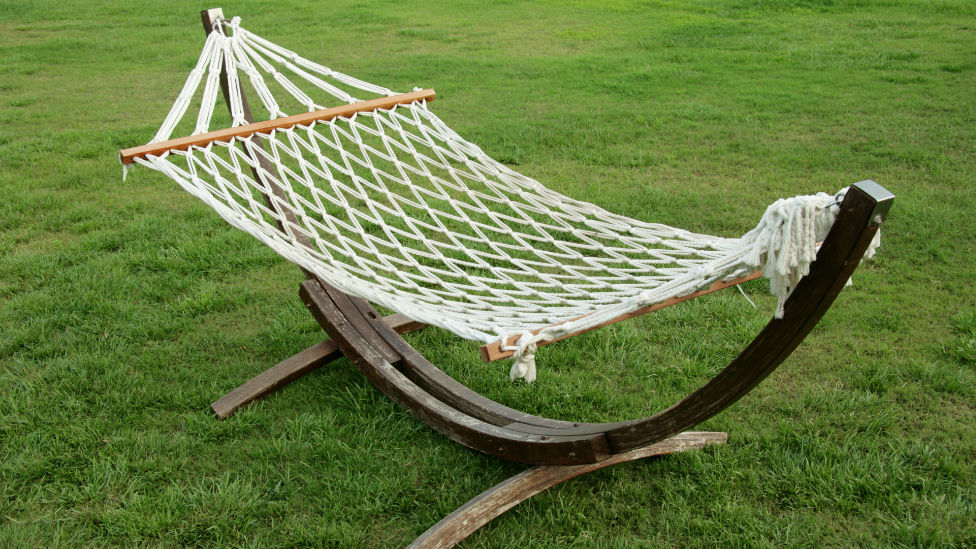 Aufbau des Beckenbodens (Quelle: tentan/iStock/Thinkstock) Hängematte im Garten