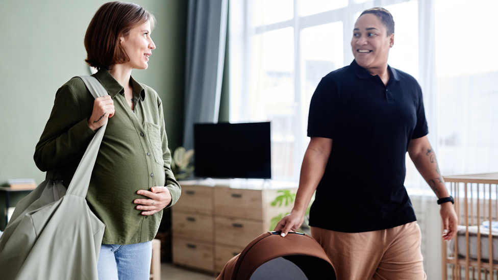 (Quelle: Seventyfour - stock.adobe.com) Glückliches lesbischen Paar, das ein Baby erwartet und gemeinsam zur Entbindungsklinik fährt