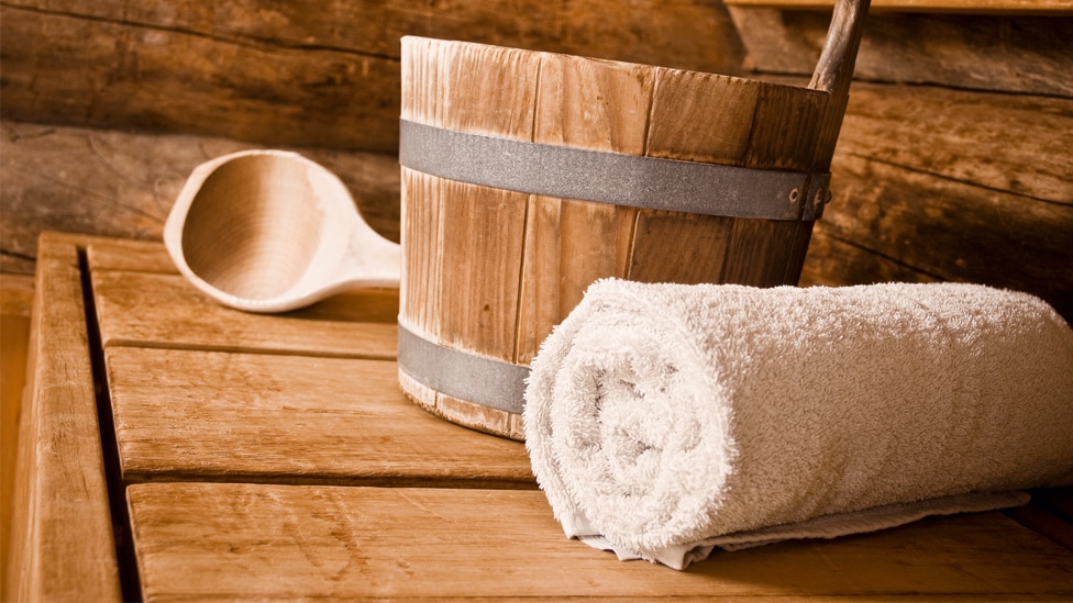 Löffel, Eimer und Handtuch für die Sauna