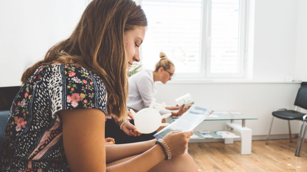 Spirale oder Kupferkette auch für junge Frauen? (Quelle: iStock) Junge Frau im Wartezimmer
